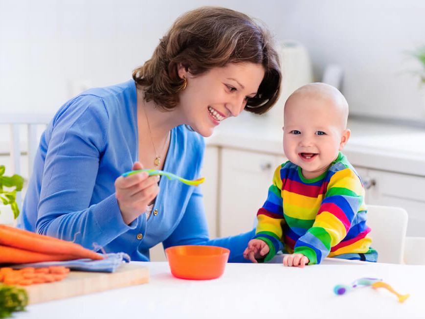 Mãe alimentando bebê