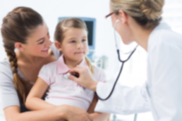 Menina sendo examinada por pediatra com mãe - febre amarela - beep