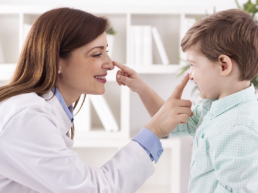 Médica e criança interagindo - indique um amigo - beep
