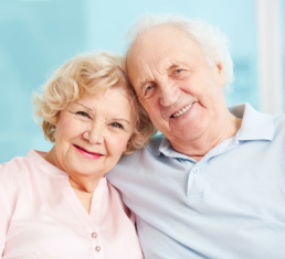 casal de idosos sorrindo - vacina herpes - beep