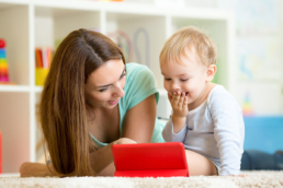 Vacinas - Mãe e Criança assistindo em um tablet - Beep