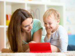 Vacinas - Mãe e Criança assistindo em um tablet - Beep