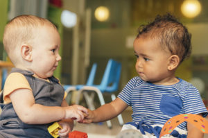 Crianças brincando na creche