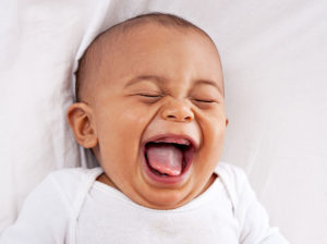 Marcos do Desenvolvimento do Bebê. Bebê sorrindo