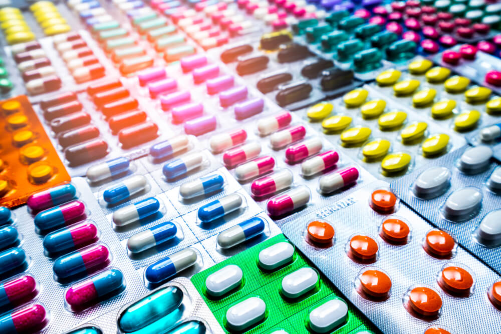 Diversas embalagens de remédios em formato de pílula para ilustrar uma das causas da alergia a medicamentos