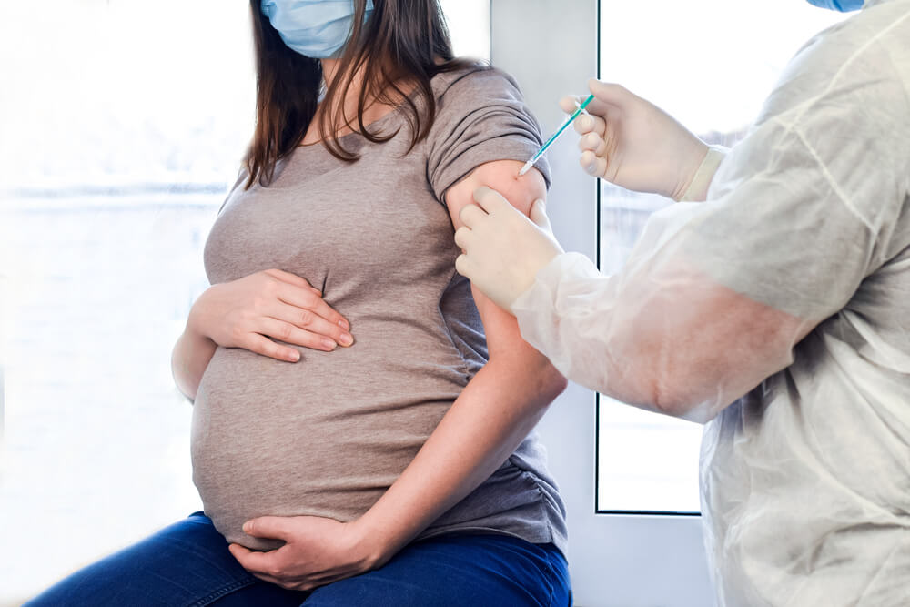 uma mulher grávida recebendo aplicação de uma vacina - rhophylac