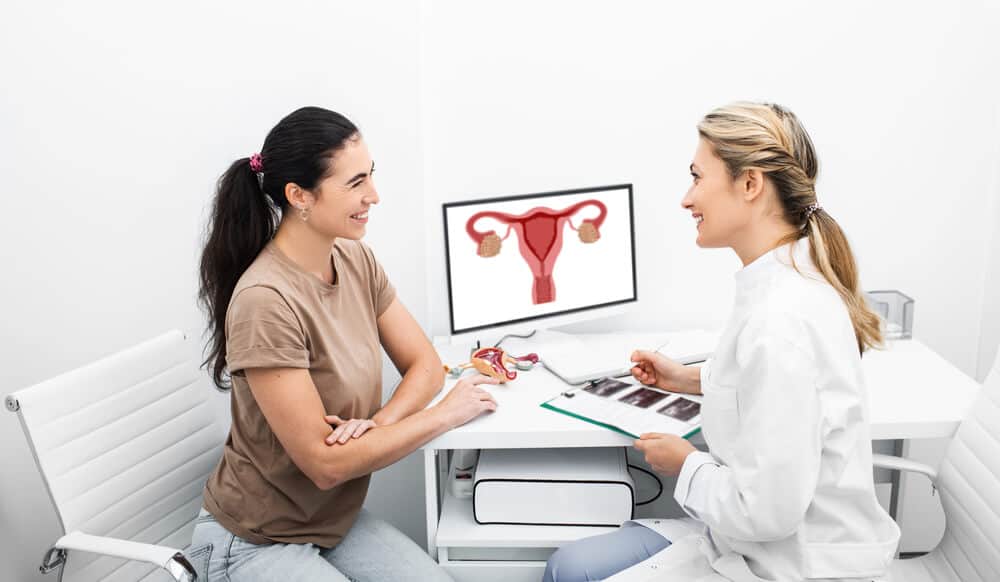 Uma paciente se consultando com uma médica ginecologista - exames femininos