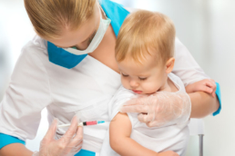 um bebê recebendo aplicação de vacina no braço - vacina hexavalente
