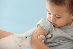 um bebê recebendo aplicação de vacina no braço - vacina pentavalente