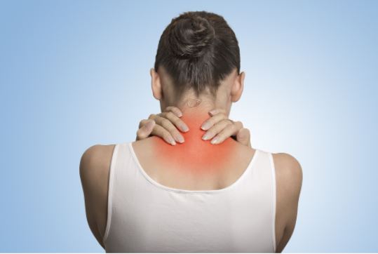 ilustração mostrando uma mulher de costas apalpando a parte de baixo do pescoço indicando sinais de fibromialgia