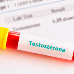 Ampola de sangue com um adesivo escrito Testosterona, ilustrando o post o que é testosterona