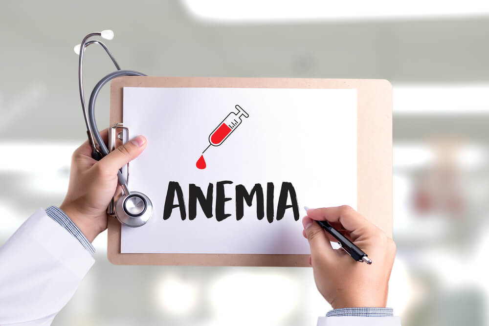 uma imagem mostrando uma placa escrito "anemia" embaixo de um desenho de uma seringa