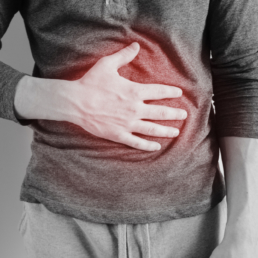 uma imagem de uma pessoa com a mão no estômago simulando uma gastroenterite