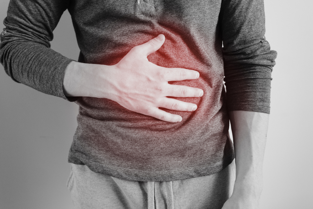uma imagem de uma pessoa com a mão no estômago simulando uma gastroenterite