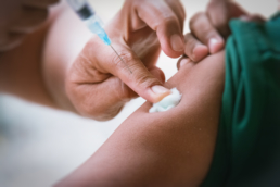Imagem de uma aplicação de vacina sendo feita em um braço. tudo sobre a vacina hepatite A