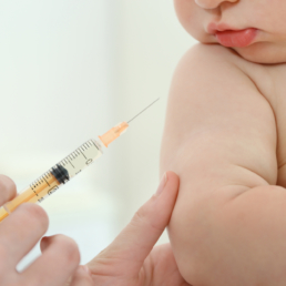 Imagem de uma aplicação de vacina sendo feita em um braço. tudo sobre a vacina hepatite B