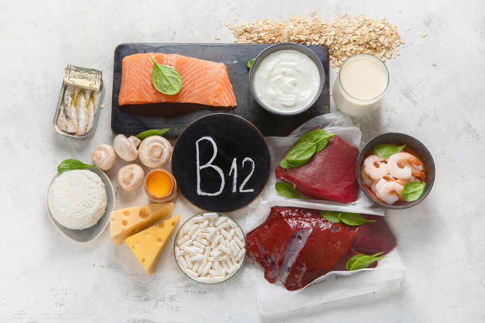 Imagem mostra vários alimentos que possuem vitamina B12: queijos, salmão, carnes, entre outros. Essa foto ilustra o post sobre o exame de vitamina B12.