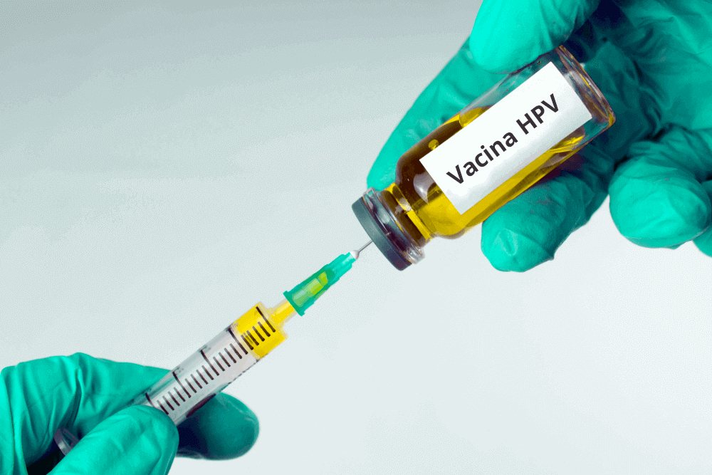 Mãos segurando frasco e injeção contra a vacina hpv
