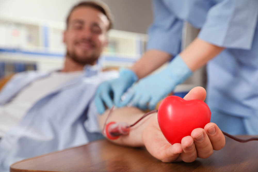 Imagem mostra um homem doando sangue. Essa imagem ilustra um dos tópicos sobre o texto o que é doença de chagas. 