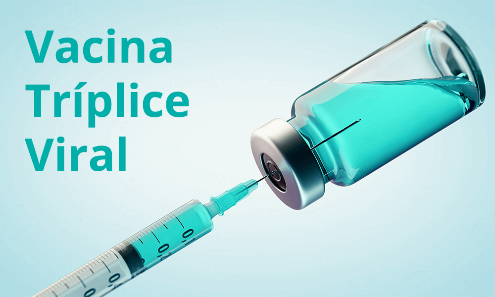 Ilustração mostrando uma seringa e um recipiente com líquido informando ser vacina tríplice viral